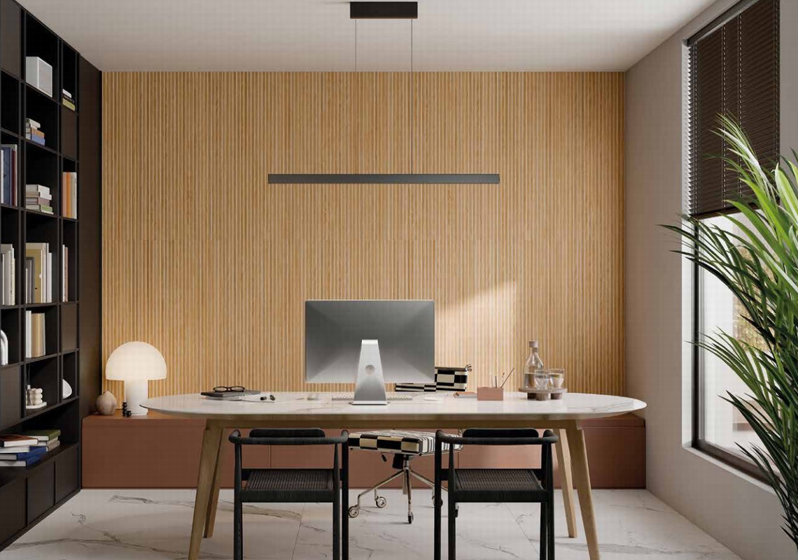 Aranżacja biura według włoskiego producenta Rondine Ceramica z lamelami ceramicznymi drewnopodobnymi 3D Honey Canne.
