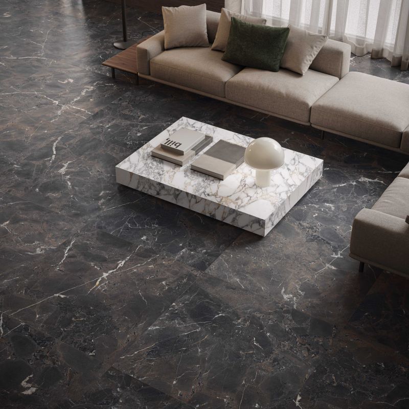 Nowoczesny, minimalistyczny salon z gresem marmuropodobnym Breccia Imperiale z serii Supreme Memories Flaviker.