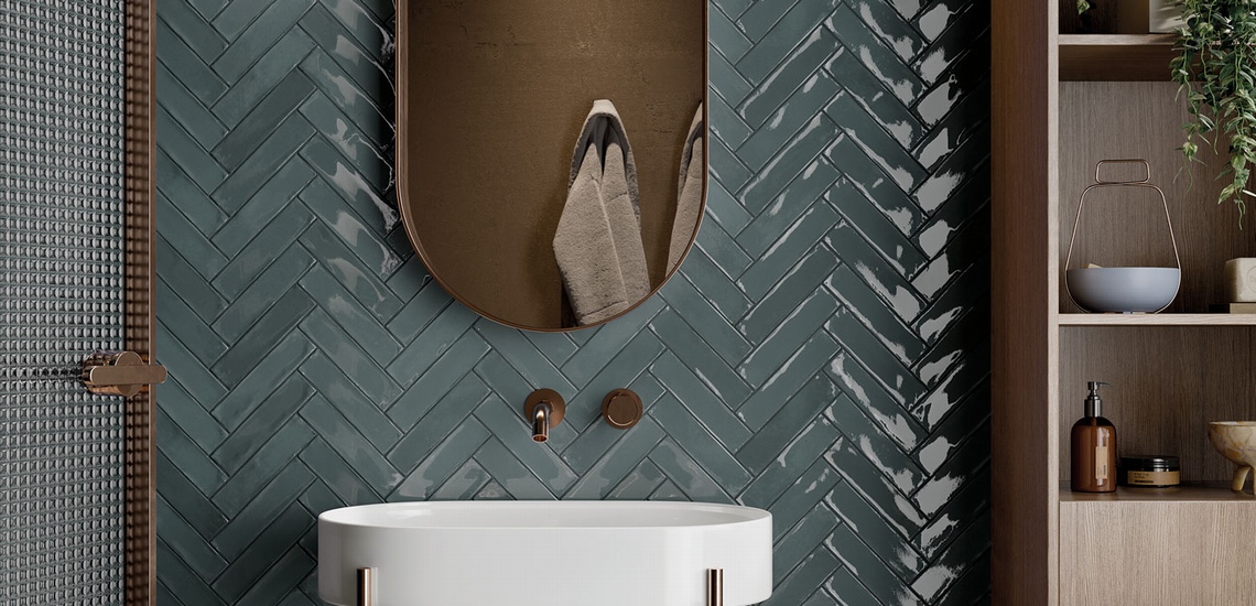 Niebieskie  cegiełki ułożone w jodełkę  Projekt łazienki z cegiełkami z serii Marrakech Ocean włoskiego producenta Rondine.