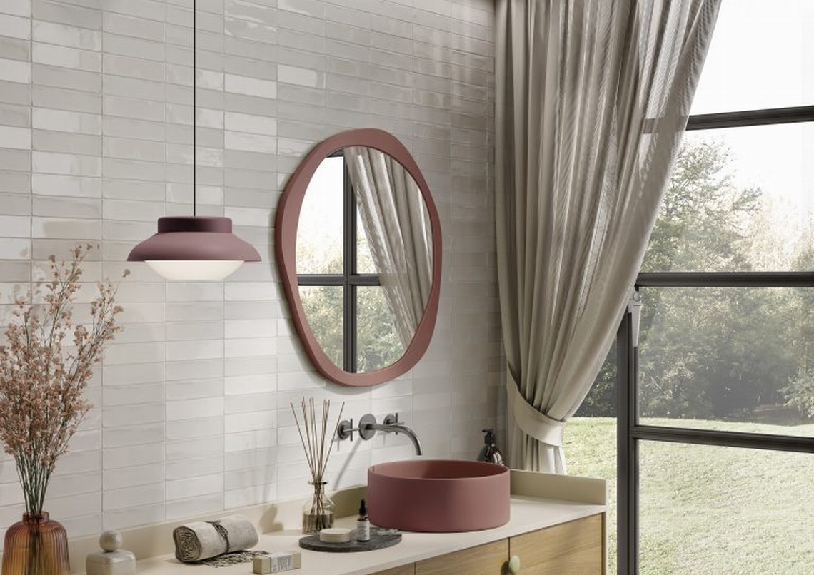 Elegancka łazienka z białymi cegiełkami na ścianie z serii Marrakech Total White włoskiego producenta Rondine.