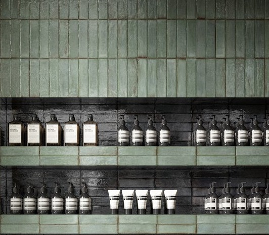 szałwiowa cegiełka 5x20 na ścianie Sant Agostino Tetris Sage Luc