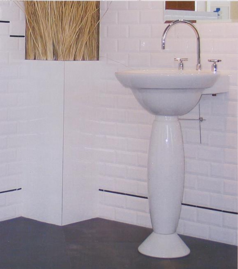 Płytka ceramiczna w kształcie cegiełki nazywana potocznie płytką metro Płytka ceramiczna w kształcie cegiełki nazywana potocznie płytką metro