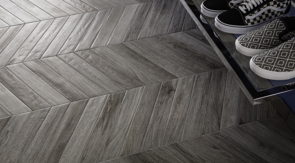 Chevron z serii Vintage marka Rondine Ceramica to modna płytka podłogowa gresowa.